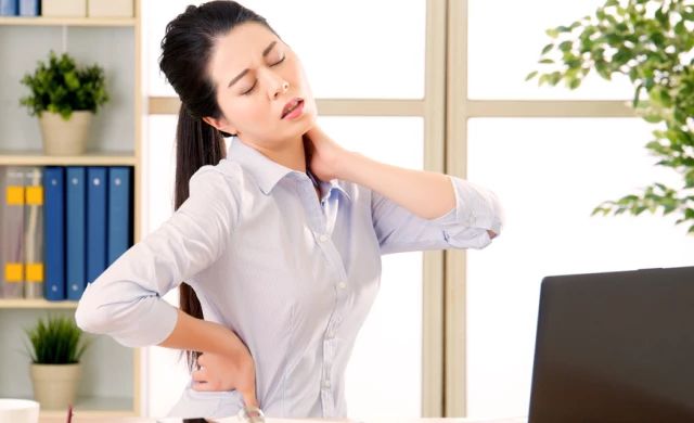 这几个症状说明你的颈椎快“撑不住”了，不仅仅脖子痛那么简单